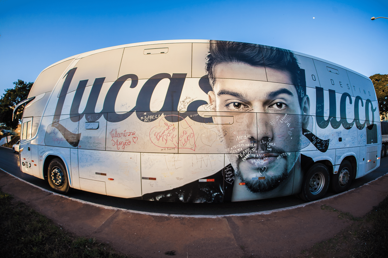 O ônibus que o cantor Lucas Lucco costuma viajar, além de estampar uma foto enorme do artista carrega as assinaturas das fãs. Virou uma tradição deixar uma assinatura no plotter do ônibus - Vitor Almeida