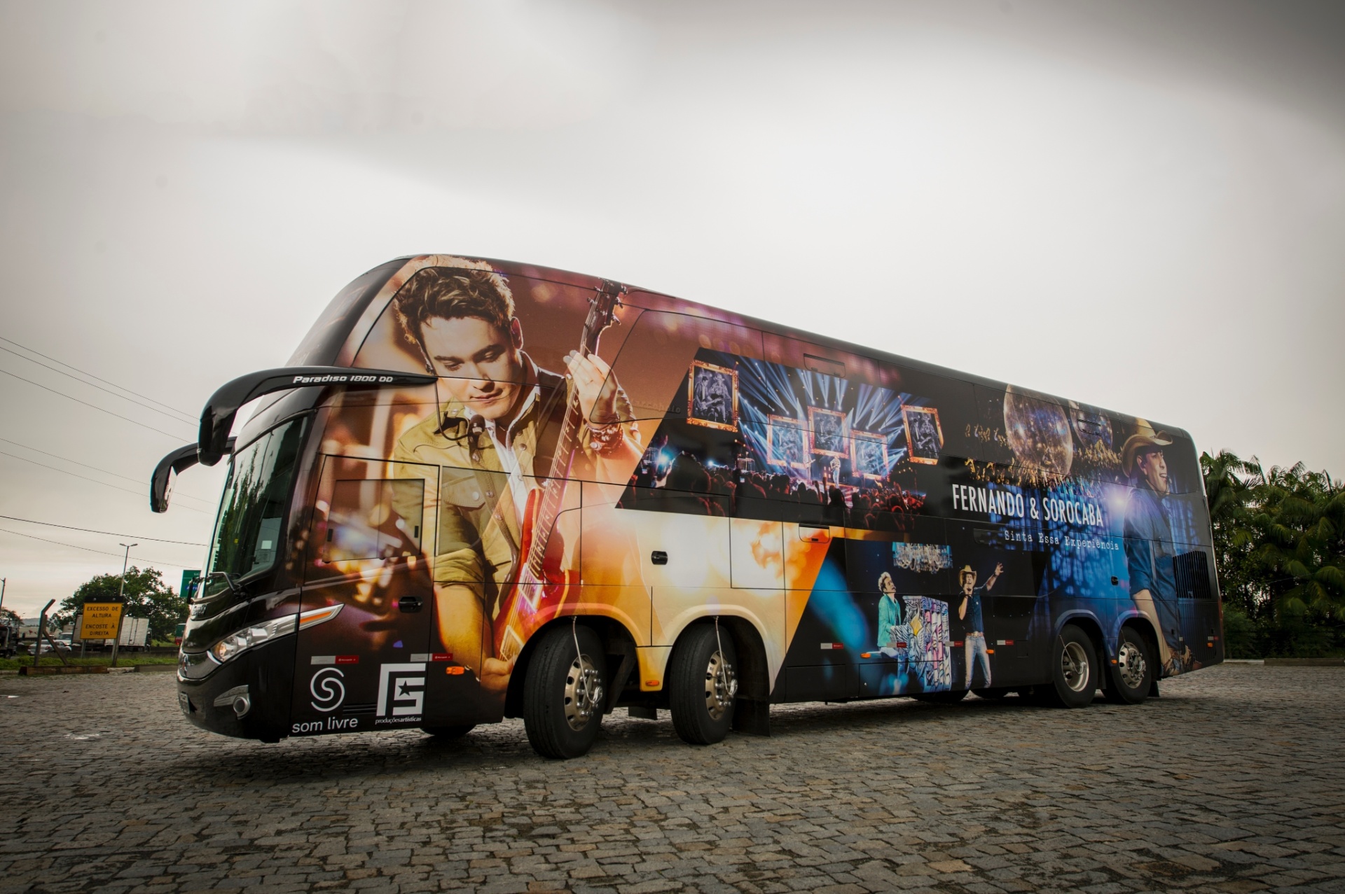 Ônibus da dupla Fernando e Sorocaba modelo DD 180 equipado com poltronas leito, DVD e TV - Cadu Fernandes