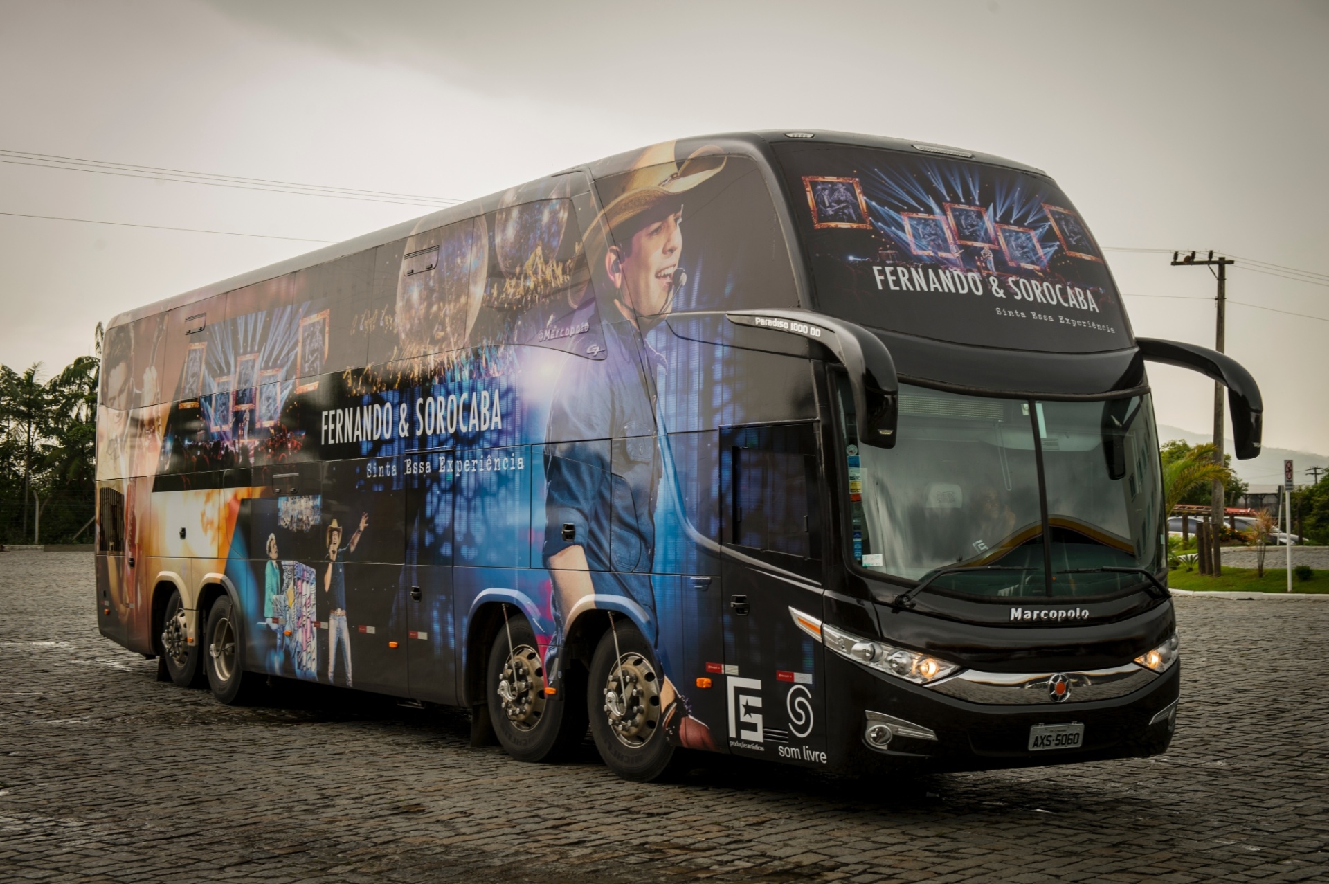 Ônibus da dupla Fernando e Sorocaba modelo DD 180 equipado com poltronas leito, DVD e TV - Cadu Fernandes
