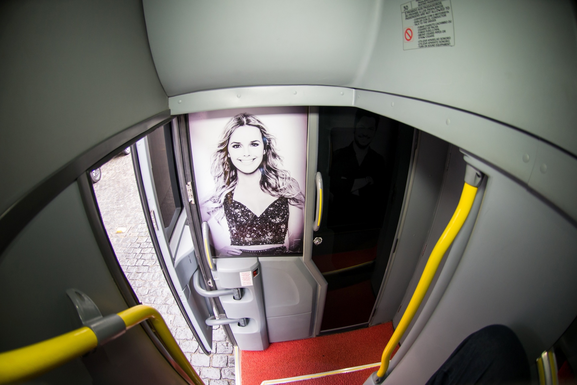 Área interna do ônibus da dupla Thaeme e Thiago tem fotos deles na decoração - Divulgação