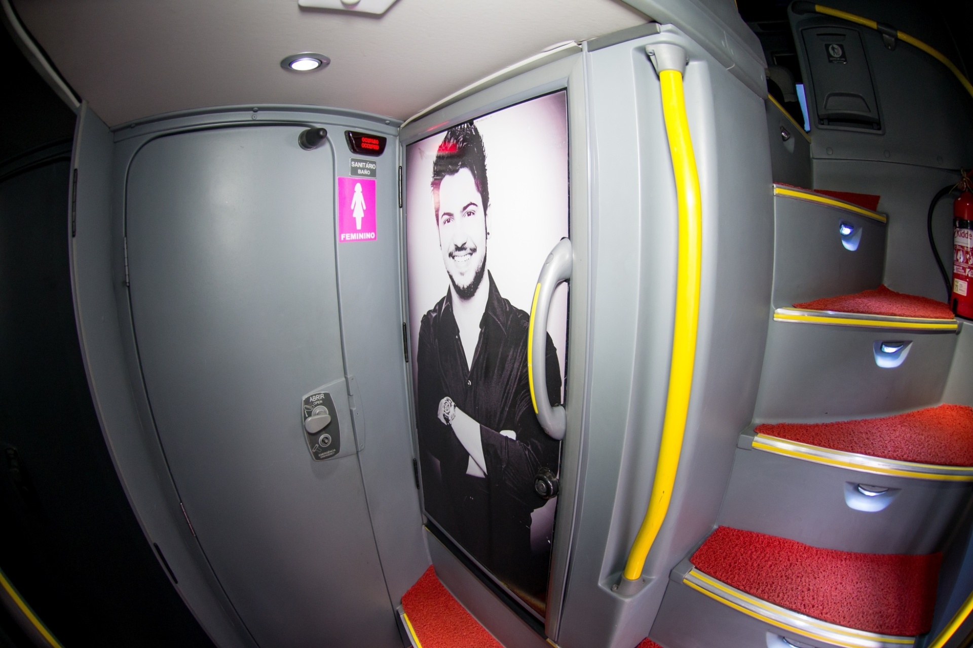 Área interna do ônibus da dupla Thaeme e Thiago tem fotos deles na decoração - Divulgação