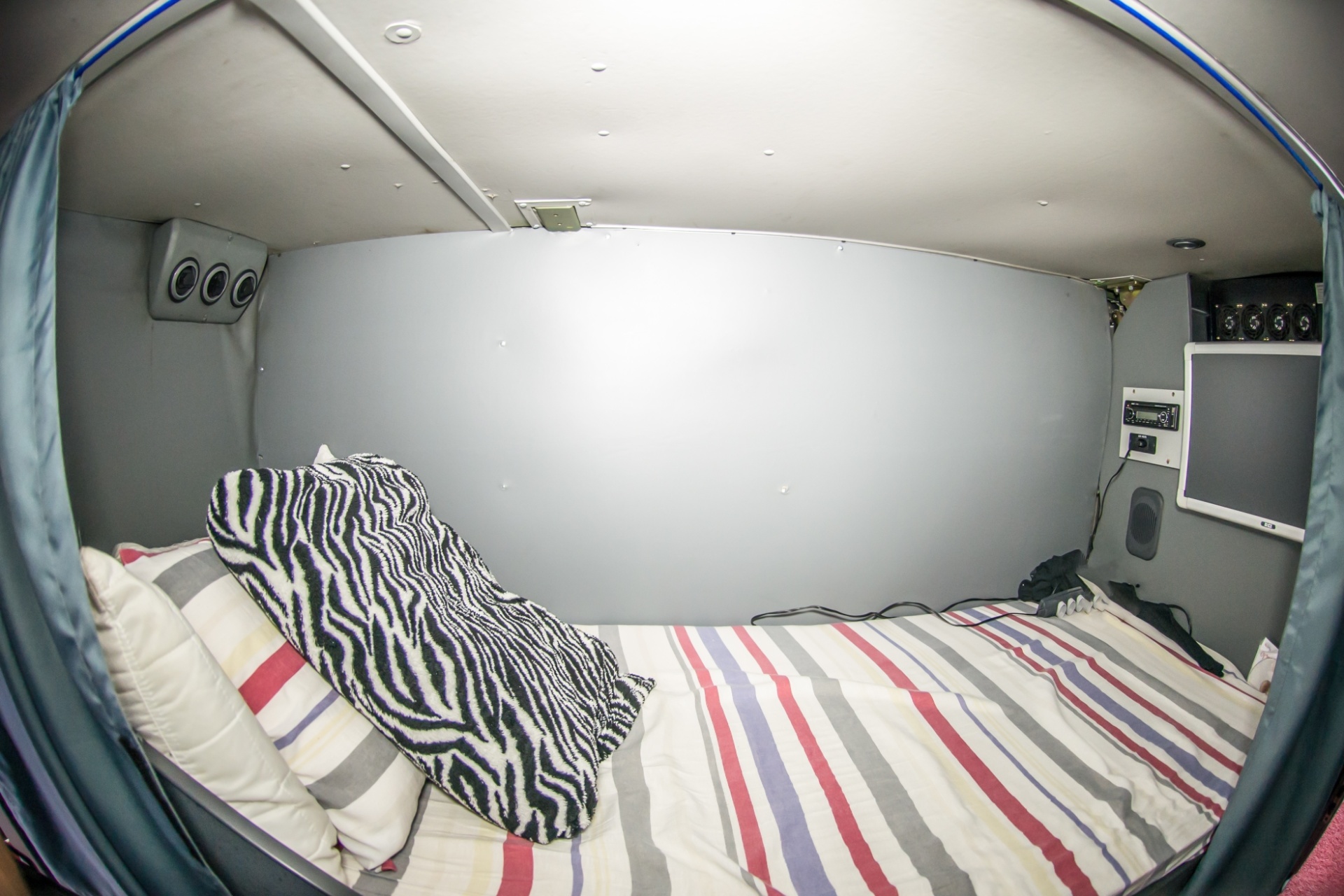 Cama do ônibus da dupla Thaeme e Thiago - Divulgação