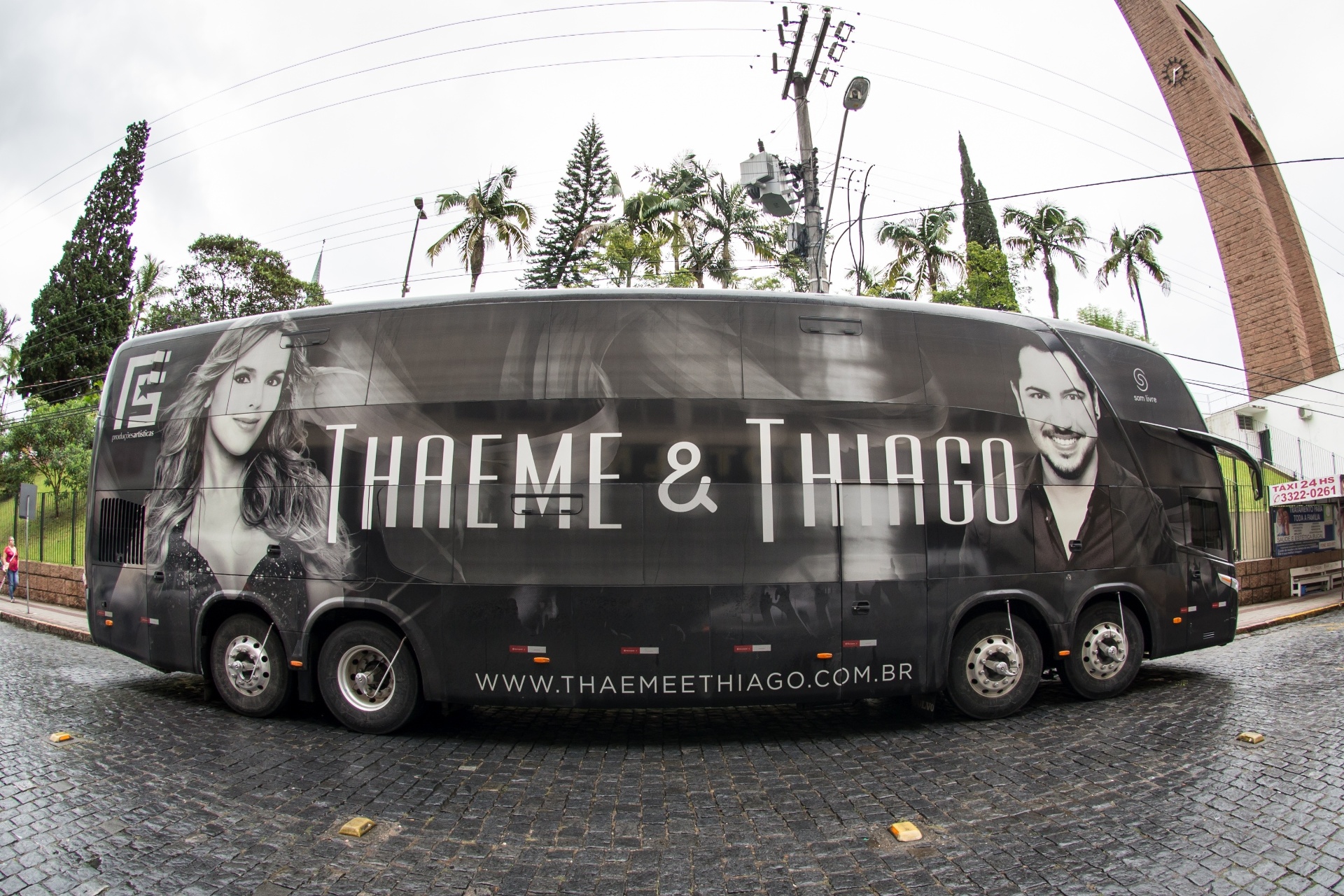 Ônibus da dupla Thaeme e Thiago é um modelo DD equipado com cama para a dupla, TV e DVD. - Divulgação