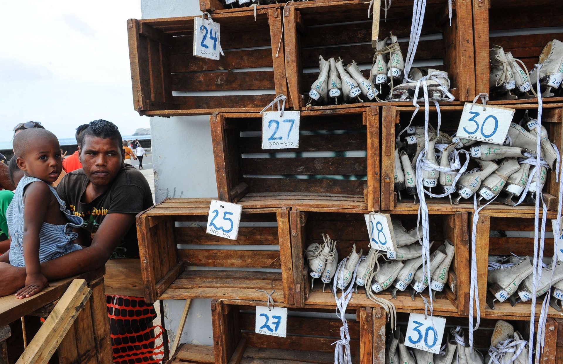 24.mai.2015 - Artista americano Duke Riley cria pista de patição no gelo em Havana para 12ª Bienal de Arte da capital cubana - AMIL LAGE/AFP