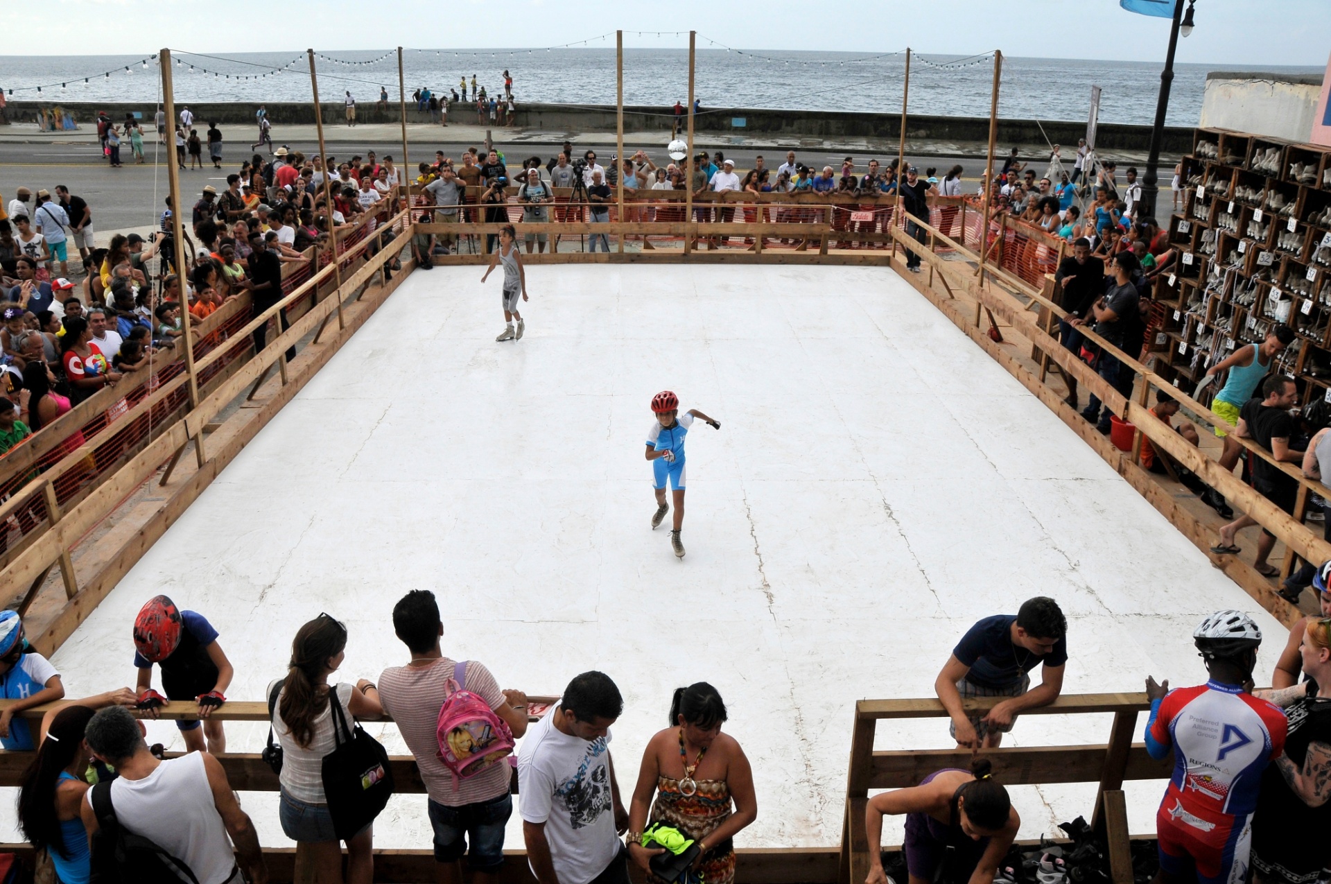 24.mai.2015 - Artista americano Duke Riley cria pista de patição no gelo em Havana para 12ª Bienal de Arte da capital cubana - Joaquin Hernandez/Xinhua