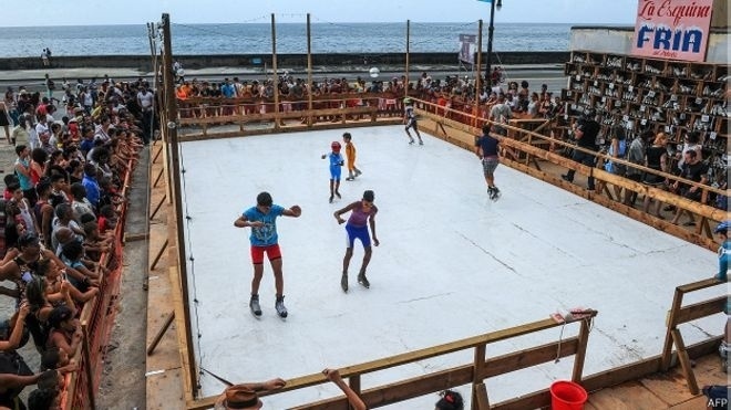 24.mai.2015 - Artista americano Duke Riley cria pista de patição no gelo em Havana para 12ª Bienal de Arte da capital cubana - YAMIL LAGE/AFP