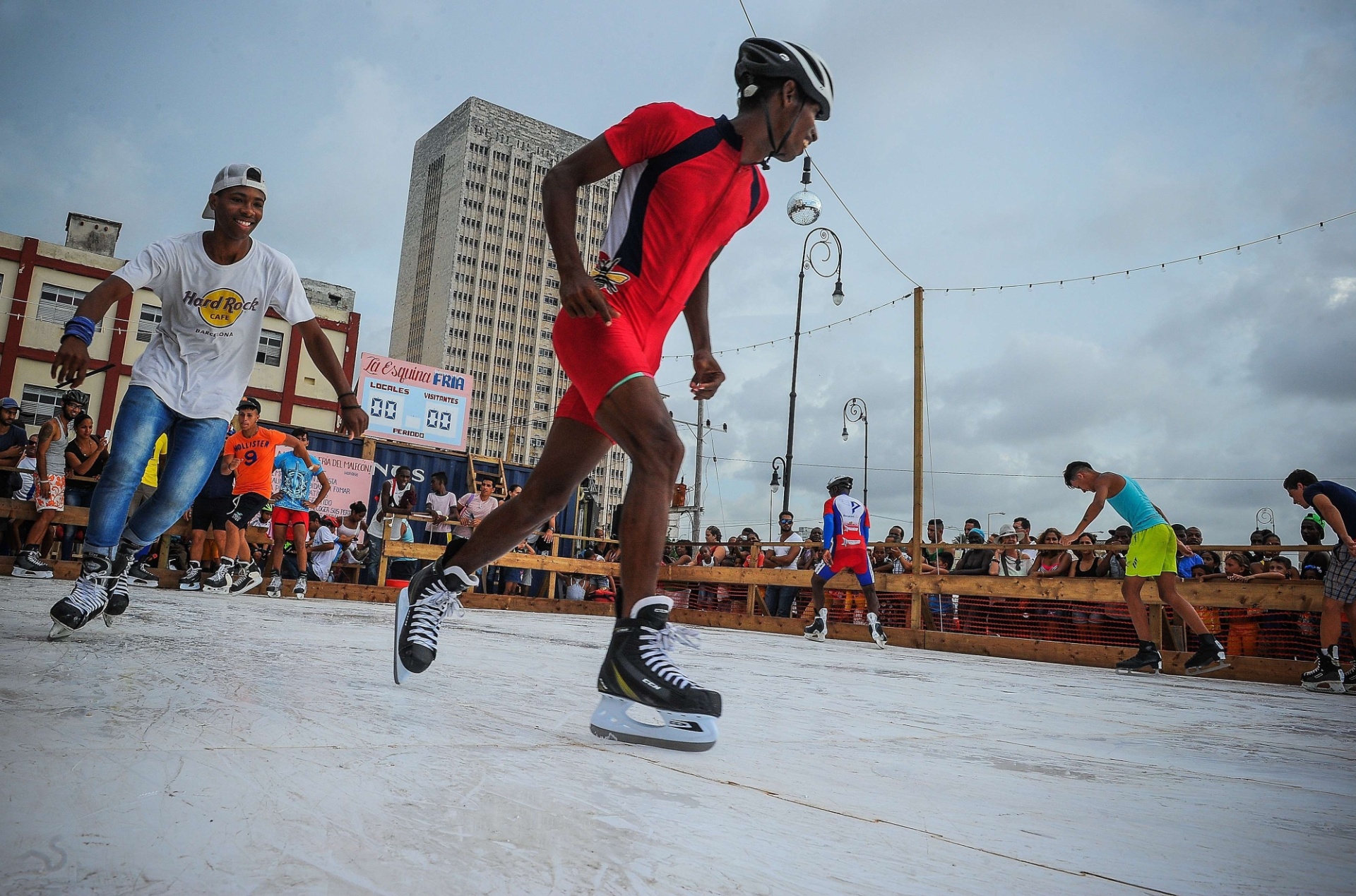 24.mai.2015 - Artista americano Duke Riley cria pista de patição no gelo em Havana para 12ª Bienal de Arte da capital cubana - YAMIL LAGE/AFP
