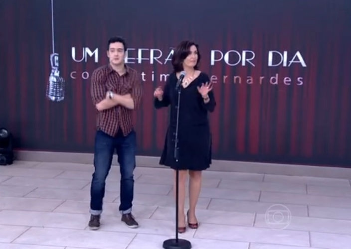 27.mai.2015 - Fátima Bernardes dança "Pau que nasce torto"