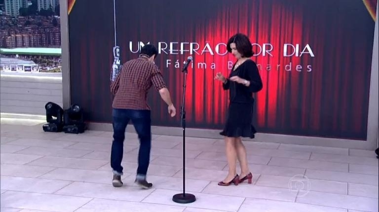 27.mai.2015 - Fátima Bernardes dança "Pau que nasce torto"