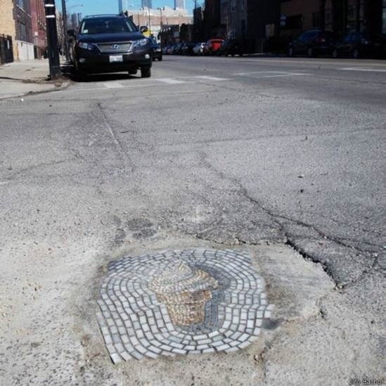 Artista Jim Bachor substitui buracos de rua por arte em mosaico - Jim Bachor