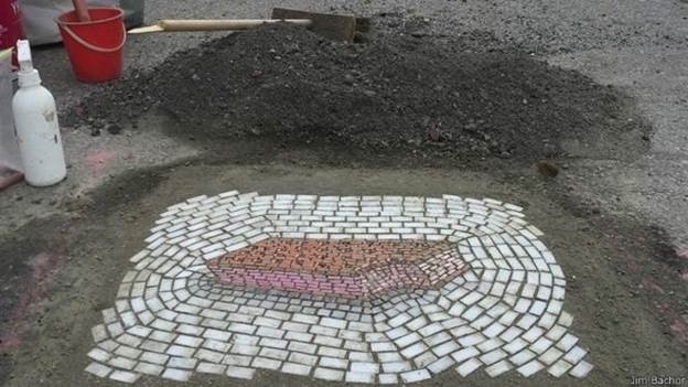 Artista Jim Bachor substitui buracos de rua por arte em mosaico - Jim Bachor