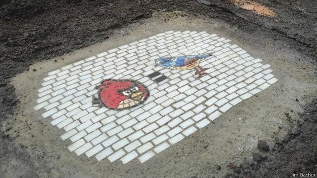 Artista Jim Bachor substitui buracos de rua por arte em mosaico - Jim Bachor