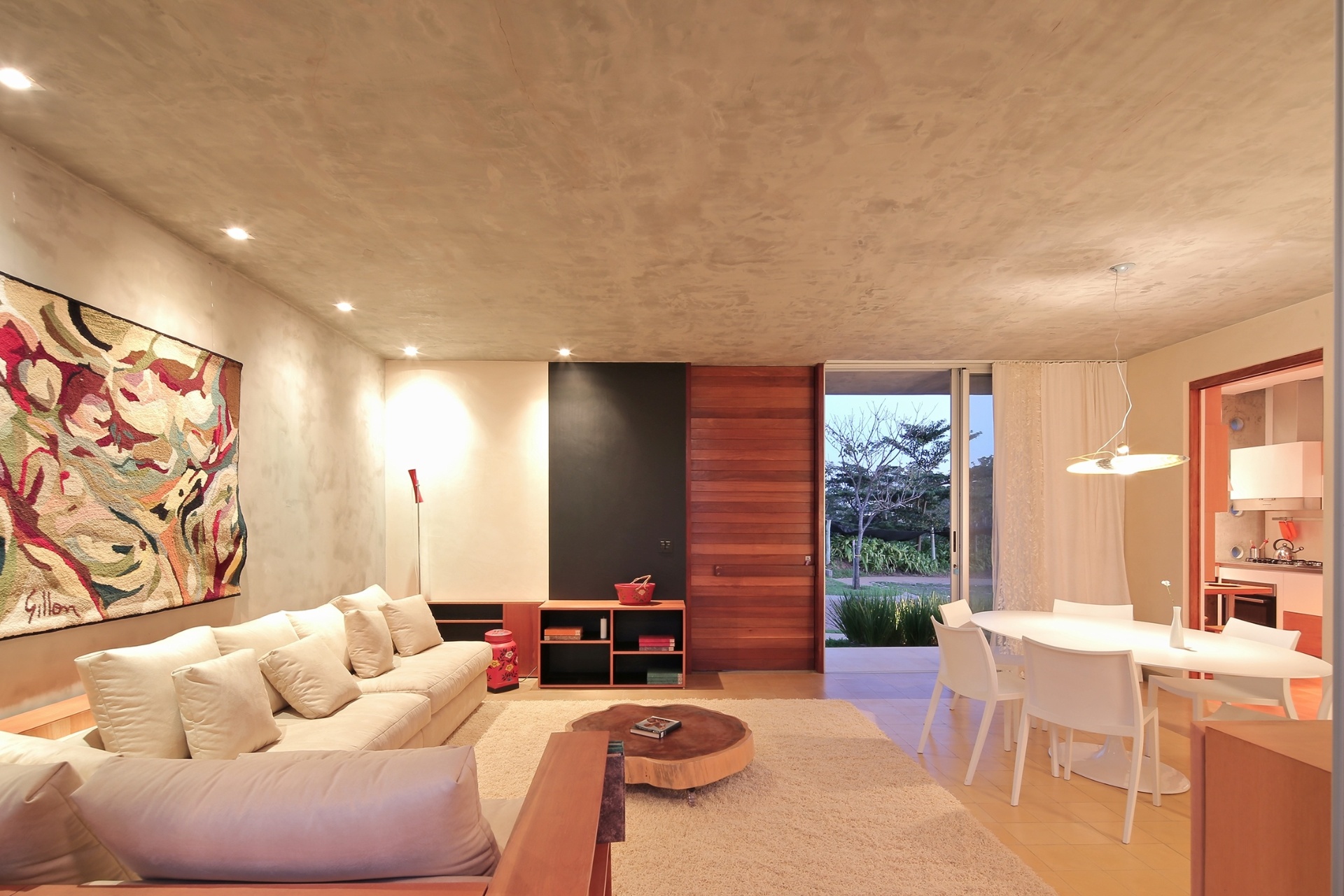 A arquiteta Monica Drucker apostou na rusticidade do concreto aparente para a construção e a ambientação da casa Madrid, em Marília (SP). "É uma linguagem pouco empregada no vasto interior de São Paulo", comenta. No interiores, o acabamento é feito com resina cimentícia, que deu o efeito manchado e marmorizado ao forro e às paredes - Ruben Otero/ Divulgação