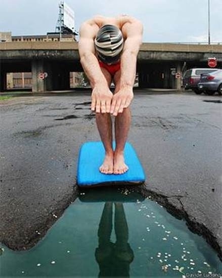 Claudia Ficca e Davide Luciano simularam de natação a batizado no projeto mypotholes - Reprodução