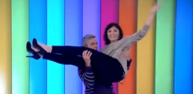 Monica é carregada por Otaviano e "agarra" Caio Castro no "Vídeo Show"