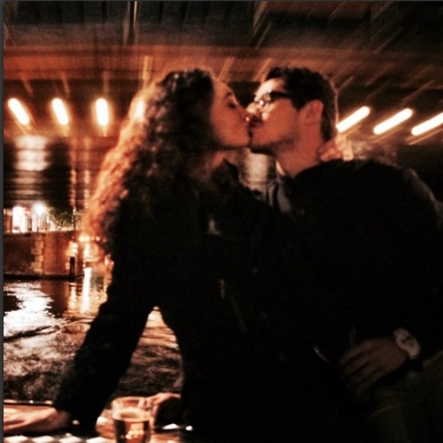 28.mai.2015 - Na manhã desta quinta-feira (28), Débora Nascimento postou uma foto em seu Instagram dando um beijo no seu namorado José Loreto, e aproveitou para parabenizá-lo pelos 31 anos que ele completou na última quarta-feira