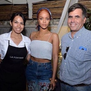 Rihanna posa ao lado de Ernesto Blanco, dono do restaurante La Fontana, em Cuba