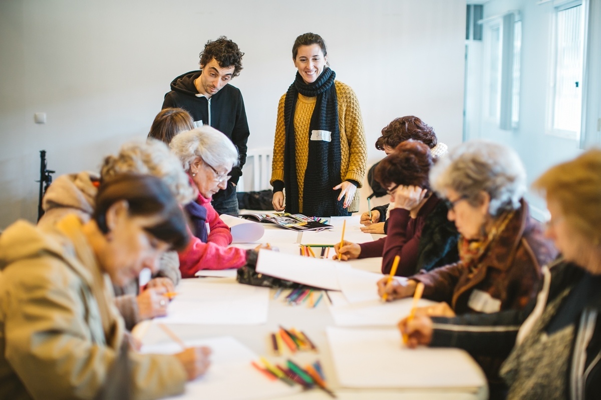 A arquiteta Lara Seixo Rodrigues (centro) ensina história da arte de rua no projeto itinerante Lata65. Nas oficinas, também se ensina pintura e a técnica de stêncil - Rui Gaiola/Divulgação