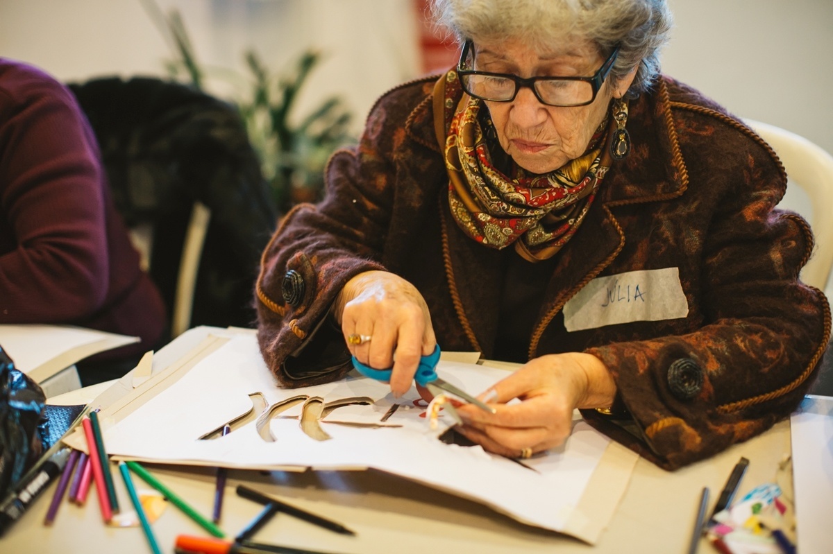 A faixa etária do projeto é de 64 a 94 anos. Mas, a idealizadora Lara Seixo Rodrigues evita tratar os alunos como idosos.  A ideia é que eles tenham a criatividade estimulada - Rui Gaiola/Divulgação