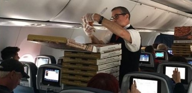 Como acabar com o mau humor de um passageiro de avião? Peça pizza! - Reprodução/@RileyVasquez