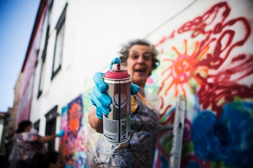 O Lata 65 é um projeto não-governamental que ensina grafite e arte de rua para pessoas da terceira idade em cidades de Portugal. A maioria dos participantes são mulheres - Rui Soares/Divulgação