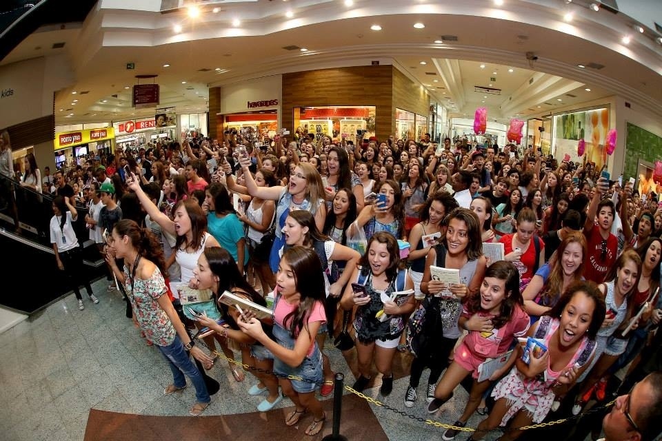 Público lotou o Shopping Mueller, em Joinville (SC), no lançamento dos livros de Rafael Moreira e Christian Figueiredo, em fevereiro - Divulgação