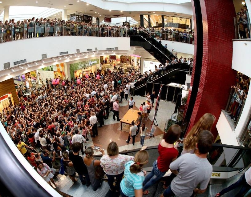 Público lotou o Shopping Mueller, em Joinville (SC), no lançamento dos livros de Rafael Moreira e Christian Figueiredo, em fevereiro - Divulgação