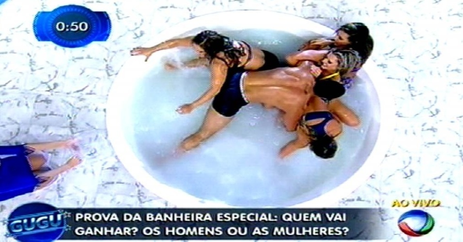 28.mai.2015 - Em novo desafio, Kleber Bambam pede para entrar na "Banheira do Gugu" com Indiana, Fabiana, Denise e Verônica