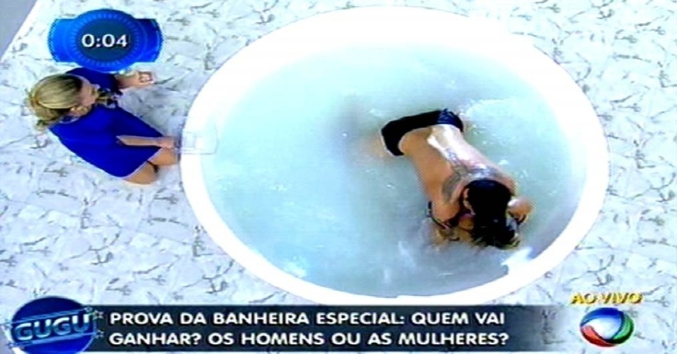 28.mai.2015 - Leo Rodriguez e Verônica Araújo se enfrentam na edição especial da "Banheira do Gugu", famoso quadro da década de 1990 do "Domingo Legal", na noite desta quinta-feira