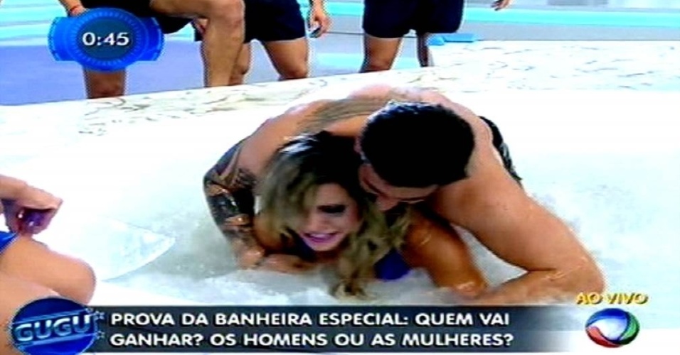 28.mai.2015 - Leo Rodriguez e Verônica Araújo se enfrentam na edição especial da "Banheira do Gugu", famoso quadro da década de 1990 do "Domingo Legal", na noite desta quinta-feira