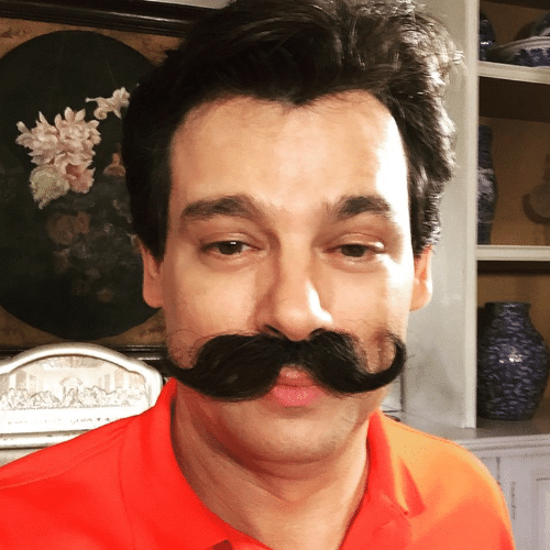 29.mai.2015 - Antes de dormir, Celso Portiolli colocou um bigode no rosto e brincou com seus seguidores do Instagram, na madrugada desta sexta-feira