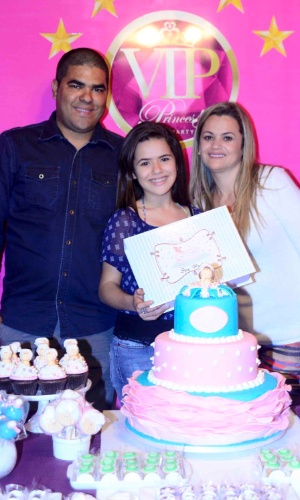 29.mai.2015 - Após os cuidados com a beleza, Maísa canta os parabéns junto com suas convidadas e os pais, Celso e Gislaine