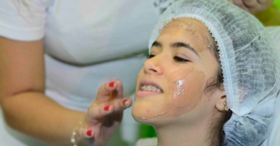 29.mai.2015 - Depois, Maísa e as amigas colocaram o roupão e uma touca para proteger os cabelos e tiveram direito a tratamento facial