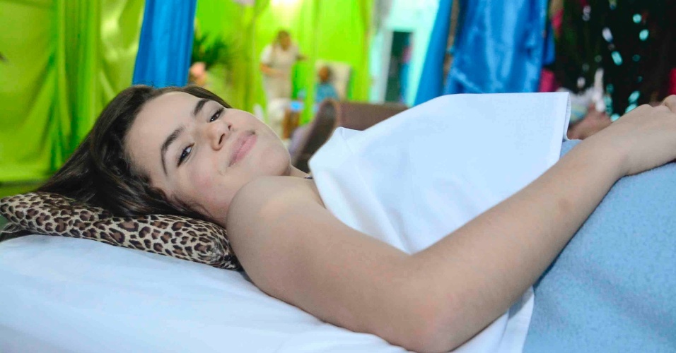 29.mai.2015 - Entre as atividades de seu aniversário, Maísa levou as amigas para fazer uma massagem relaxante