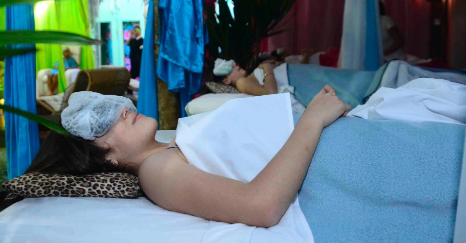 29.mai.2015 - Entre as atividades de seu aniversário, Maísa levou as amigas para fazer uma massagem relaxante e aproveitou o mimo