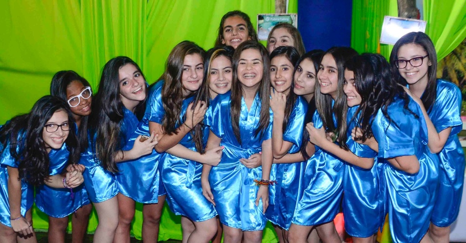 29.mai.2015 - Maísa e as amigas posam para fotos no aniversário de 13 anos da apresentadora, comemorado nesta sexta-feira