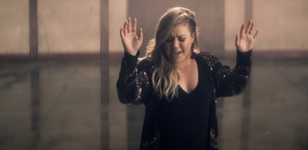 A cantora norte-americana Kelly Clarkson no clipe de seu novo single, "Invincible" - Reprodução