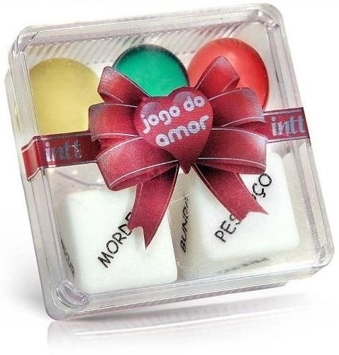 Jogo do Amor- Composta com 2 dados que fazem a brincadeira ficar aquecida, um dado indica a ação e o outro o local. Para que a diversão supere as expectativas, 3 esferas aromatizadas e gelatinosas acompanham o jogo e provocam uma deliciosa sensação para compartilhar a dois. R$ 26,80 - Divulgação
