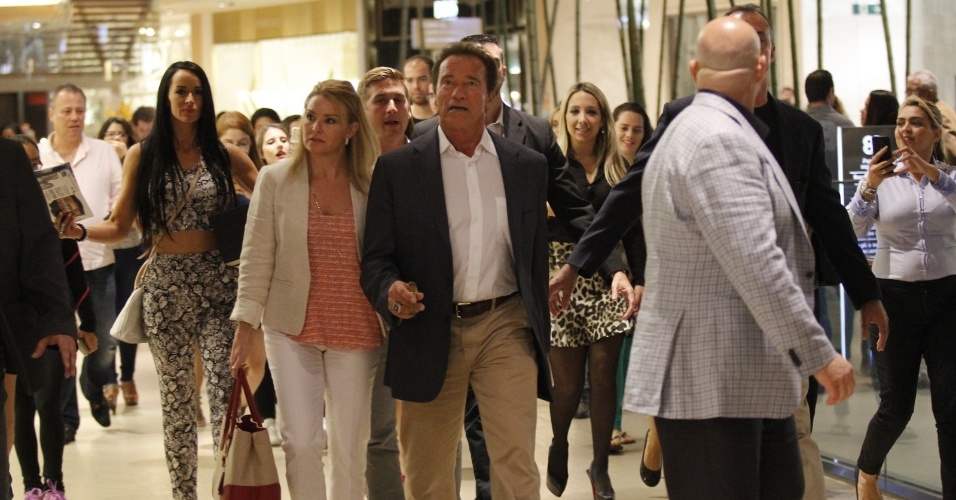 29.mai.2015 - Arnold Schwarzenegger é seguido por uma multidão de fãs em um shopping na Barra da Tijuca, zona oeste do Rio de Janeiro, nesta sexta-feira. De passagem pelo Brasil, ele participou de um evento fitness