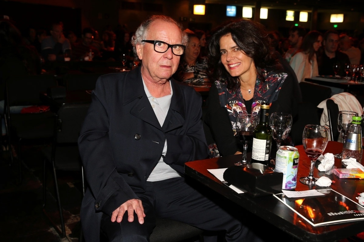 29.mai.2015 - O publicitário Washington Olivetto leva a mulher, Patrícia Viotti, para assistir a apresenta da nova turnê de Baby do Brasil, com direção musical do filho Pedro Baby, que a acompanha no palco do HSBC Brasil, na zona sul de São Paulo, na noite desta sexta-feira - Manurela Scarpa/Photo Rio News