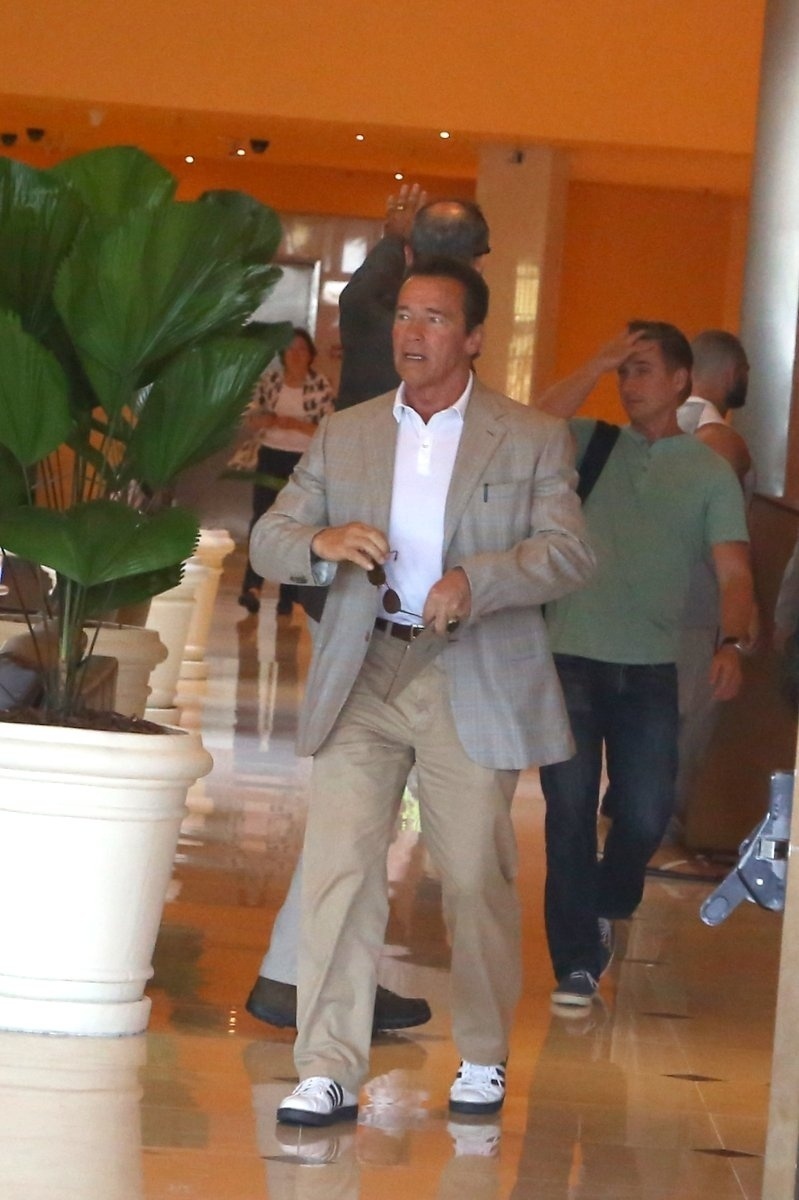 30.mai.2015 - Ex-Governador da Califórnia, Arnold Schwarzenegger deixa o hotel em que está hospedado no Rio de Janeiro após tomar café da manhã