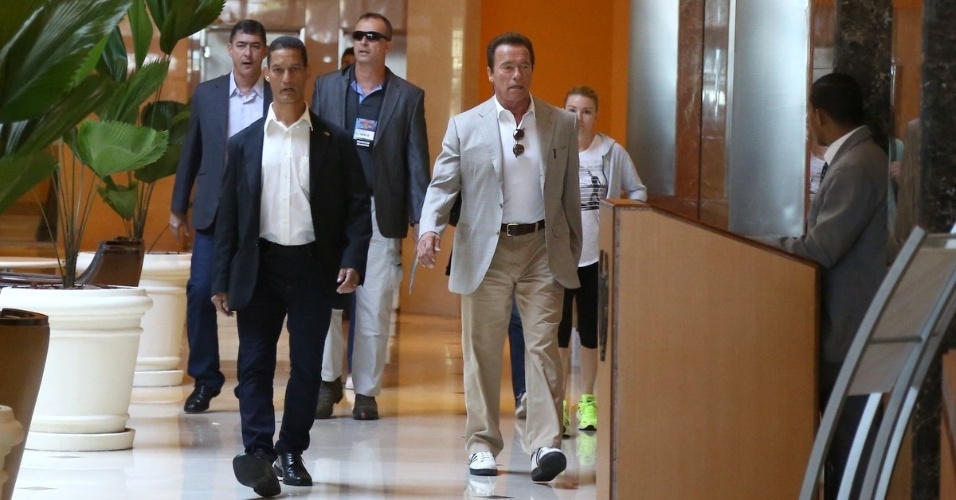 30.mai.2015 - Ex-Governador da Califórnia, Arnold Schwarzenegger desce para tomar café da manhã no hotel em que está hospedado no Rio de Janeiro