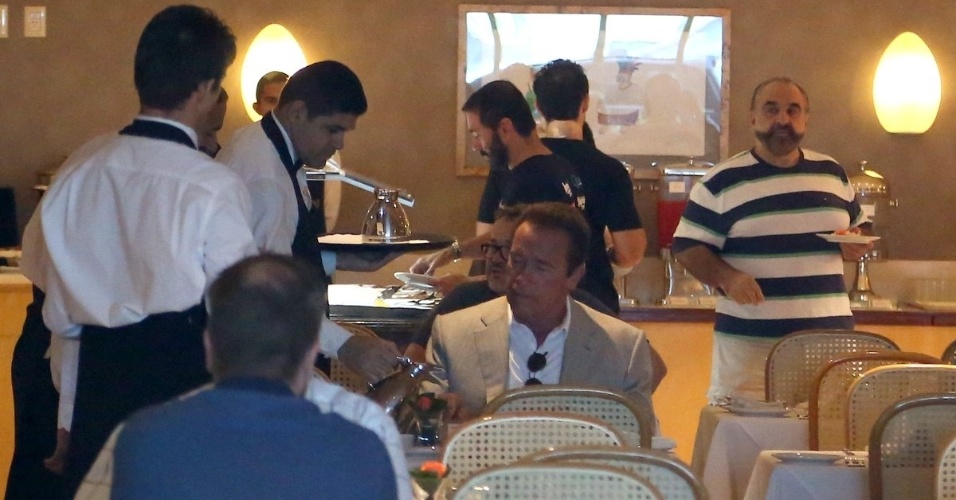 30.mai.2015 - Ex-Governador da Califórnia, Arnold Schwarzenegger desce para tomar café da manhã no hotel em que está hospedado no Rio de Janeiro