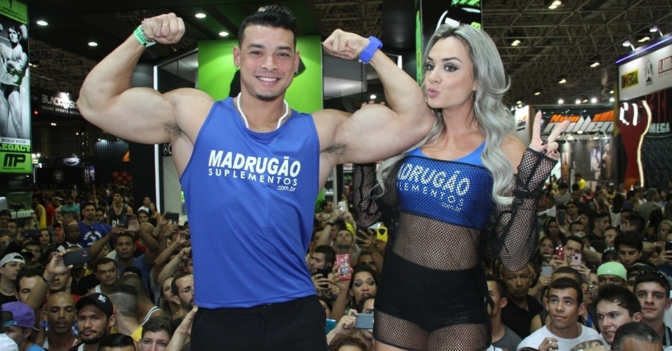 30.mai.2015 - Juju Salimeni e o namorado Felipe Franco vão à feira fitness na tarde de sábado no Rio de Janeiro