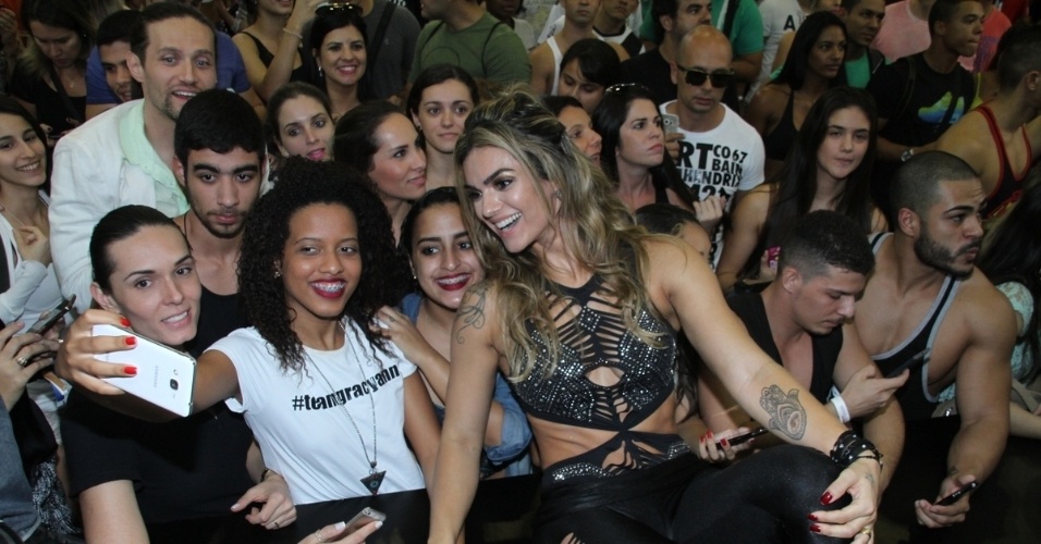 30.mai.2015 - Kelly Key exibe curvas na feira Arnold Classic Brasil 2015 no Rio de Janeiro e faz selfie com fãs