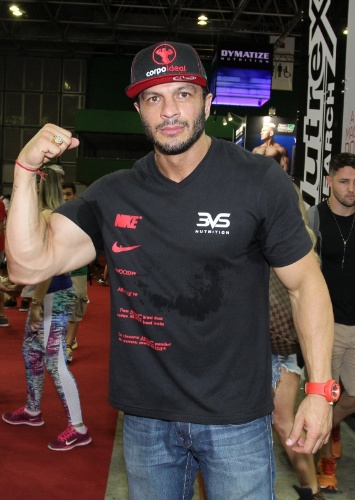 30.mai.2015 - O ex-BBB Kleber Bambam também mostrou seus músculos na feira fitness