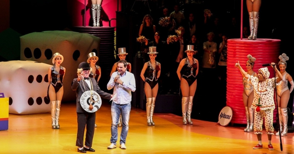 31.mai.2015 - Carioca do Pânico subiu ao palco de "Chacrinha, o Musical" e cantou "Exagerado" do Cazuza
