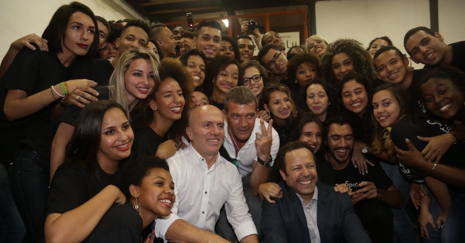 31.mai.2015 - No Brasil para lançar um CD, Antonio Banderas visita ONG e posa rodeado de pessoas