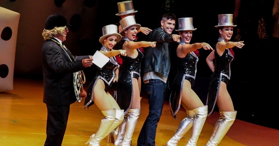 31.mai.2015 - Reynaldo Gianecchini dança com as chacrete de "Chacrinha, o Musical" na noite de sábado (30), em São Paulo