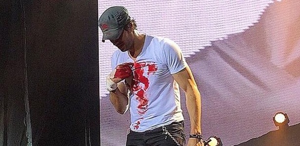 Enrique Iglesias encerra o show com a roupa ensanguentada após se ferir ao tentar agarrar um drone - Reprodução/Instagram/Joe Bonilla